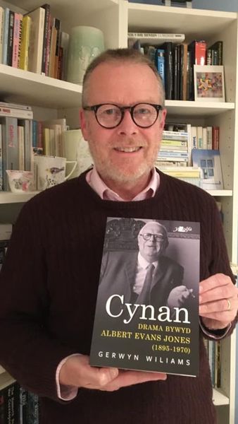 Cyhoeddi'r cofiant cyflawn cyntaf erioed i Cynan